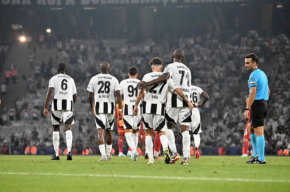 Beşiktaş'ın tarihi zaferi Avrupa'da manşetlerde: "Van Bronckhorst, Galatasaray'ı katletti" - 9