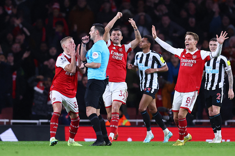 Arsenal'in serisi bitti!.. ManU tam gaz!...