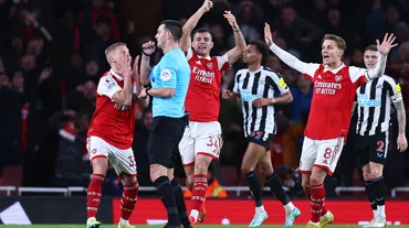 Arsenal'in serisi bitti!.. ManU tam gaz!...