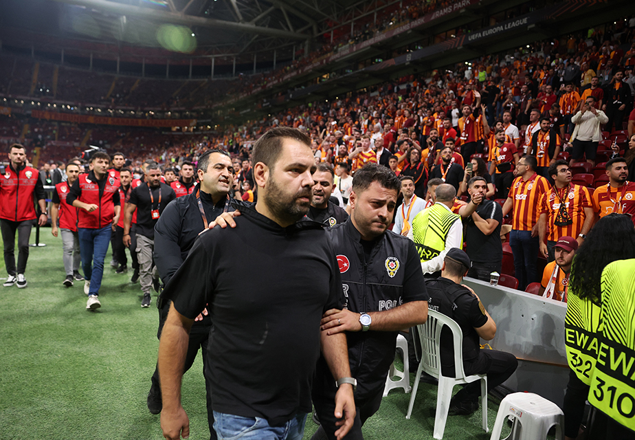 PAOK’lu taraftar polis eşliğinde stadyumdan çıkarıldı