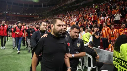 PAOK’lu taraftar polis eşliğinde stadyumdan çıkarıldı