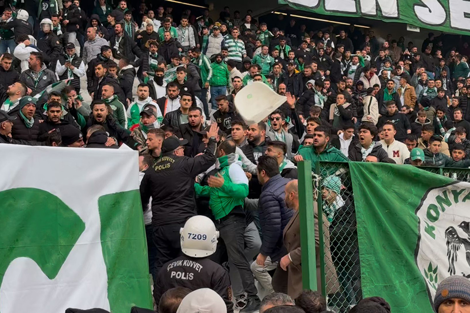 Süper Lig maçında ortalık karıştı: Sahaya girmek isteyen taraftarlara polis müdahalesi