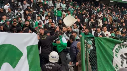 Süper Lig maçında ortalık karıştı: Sahaya girmek isteyen taraftarlara polis müdahalesi