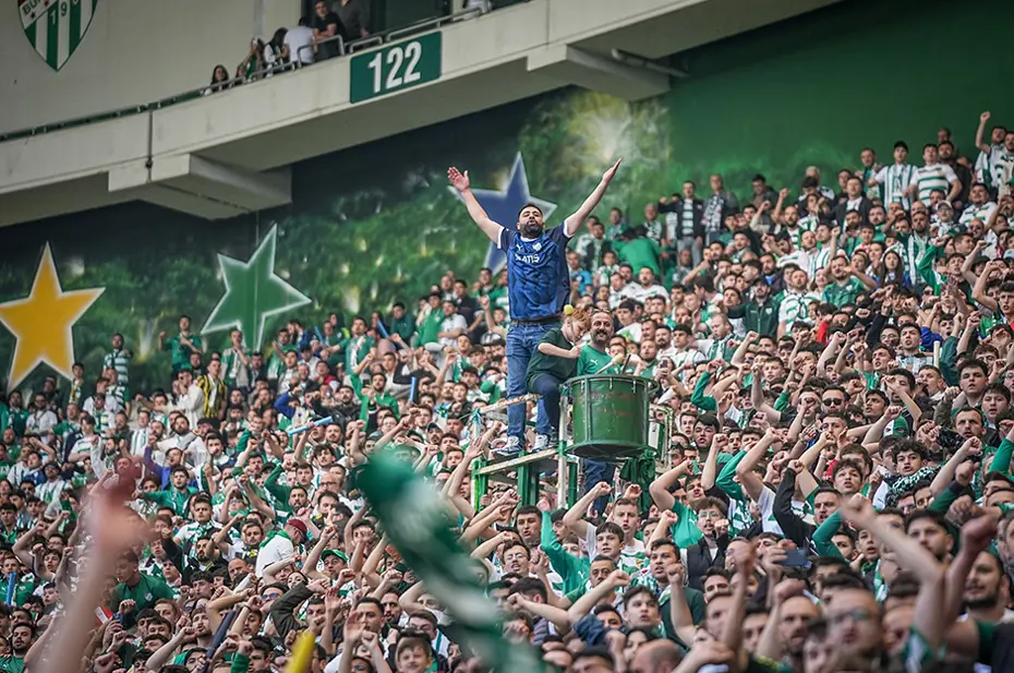 Bursaspor'un şampiyonluk kupasını alacağı maçta tribün şov: 45 bini aşkın taraftardan görsel şölen - 9