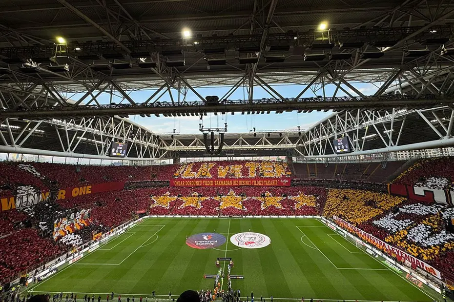 Galatasaray'dan dev koreografi: Mourinho ve Fenerbahçe'ye gönderme - 2