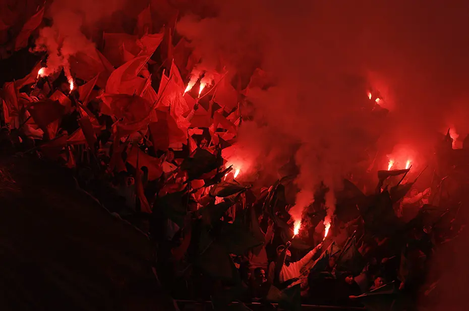 Geceye damga vuran tribün şovu: Ortalık yangın yerine döndü - 6