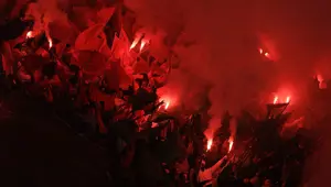 Geceye damga vuran tribün şovu: Ortalık yangın yerine döndü Geceye damga vuran tribün şovu: Ortalık yangın yerine döndü