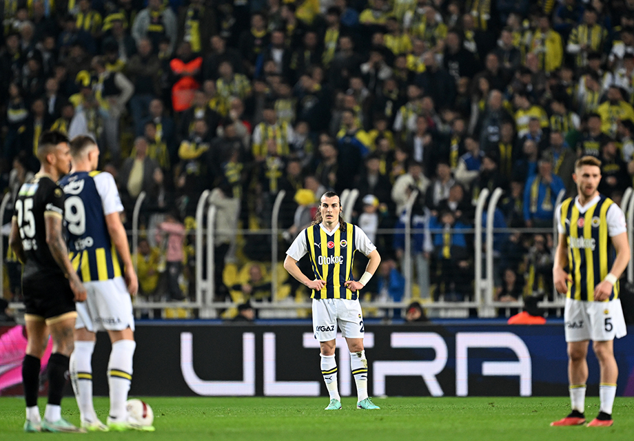 Fenerbahçe sürpriz puan kaybıyla liderliği bıraktı