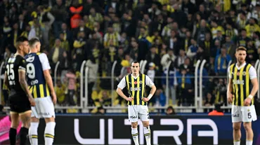 Fenerbahçe sürpriz puan kaybıyla liderliği bıraktı