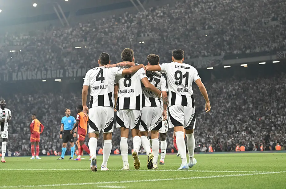 Beşiktaş'ın tarihi zaferi Avrupa'da manşetlerde: "Van Bronckhorst, Galatasaray'ı katletti" - 7
