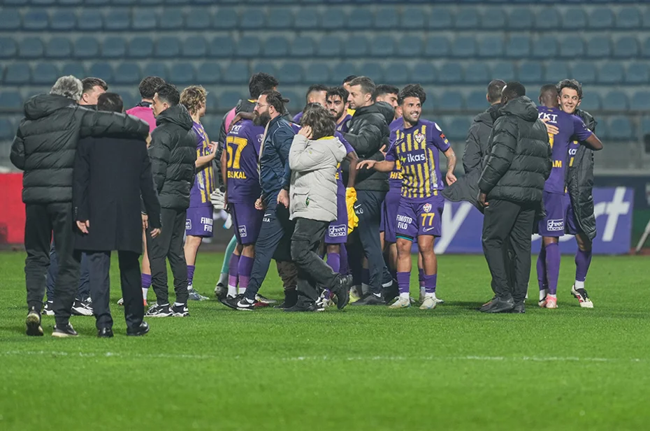 Mame Thiam'dan soyunma odasında "Emmioğlu" performansı - 1