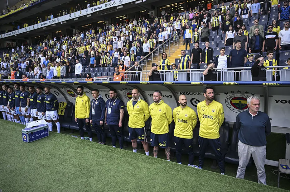 Fenerbahçeli taraftarlar sadece 3 futbolcusunu alkışladı - 2 Fenerbahçeli taraftarlar sadece 3 futbolcusunu alkışladı - 2