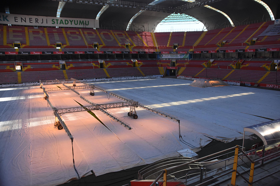 Fenerbahçe maçı öncesi Kayserispor'un stadında bakım çalışması
