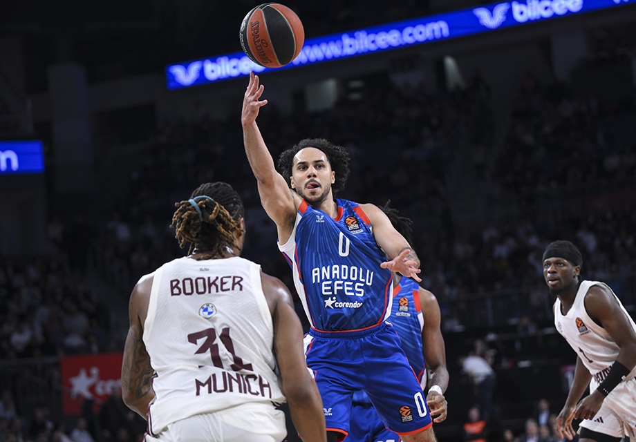 Anadolu Efes'e Shane Larkin ve Doğuş Özdemiroğlu'ndan kötü haber
