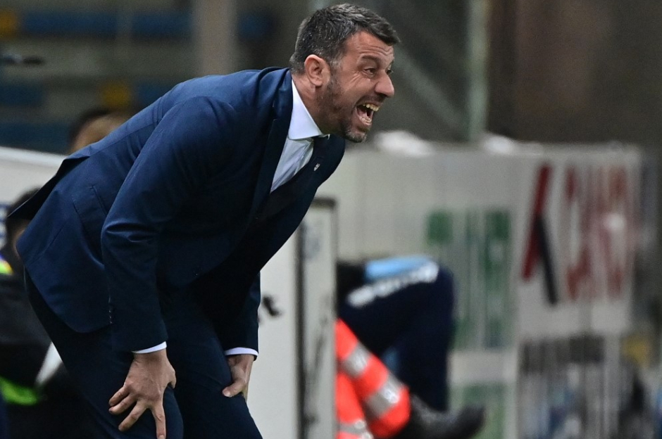 İZLE | Sahaya girip rakip futbolcuya kafa atan teknik direktör gönderildi