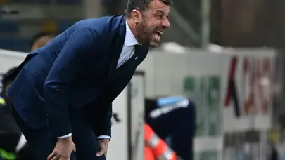 İZLE | Sahaya girip rakip futbolcuya kafa atan teknik direktör gönderildi