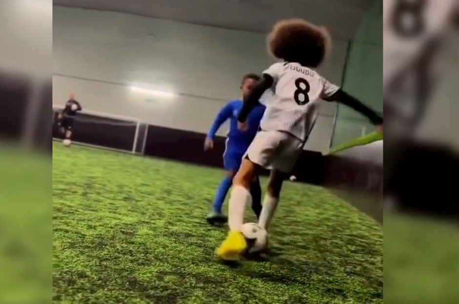 Küçük futbolcunun çalımı büyüledi