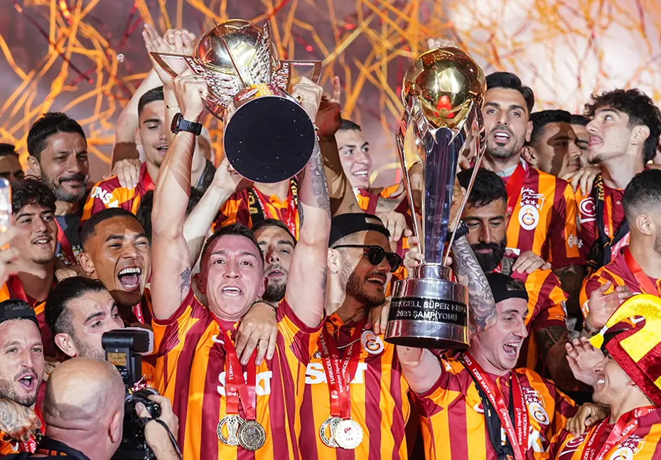 Görkemli kutlama: Şampiyon Galatasaray kupalarına kavuştu - 55 Görkemli kutlama: Şampiyon Galatasaray kupalarına kavuştu - 55