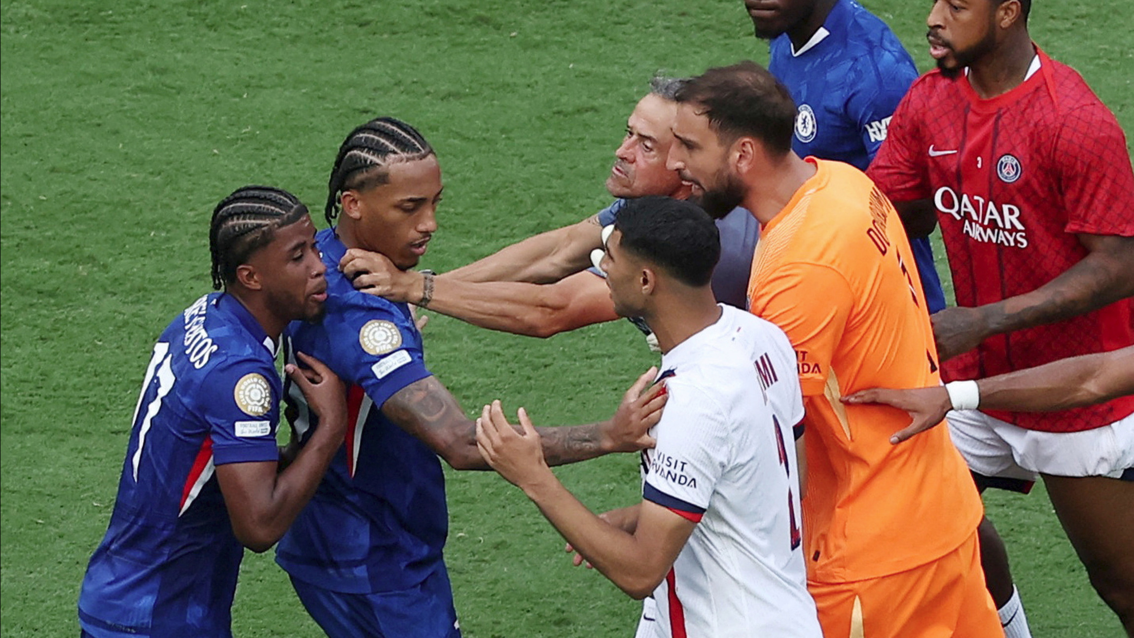 Luis Enrique'den skandal hareket: Dev final sonrası saha bir anda karıştı