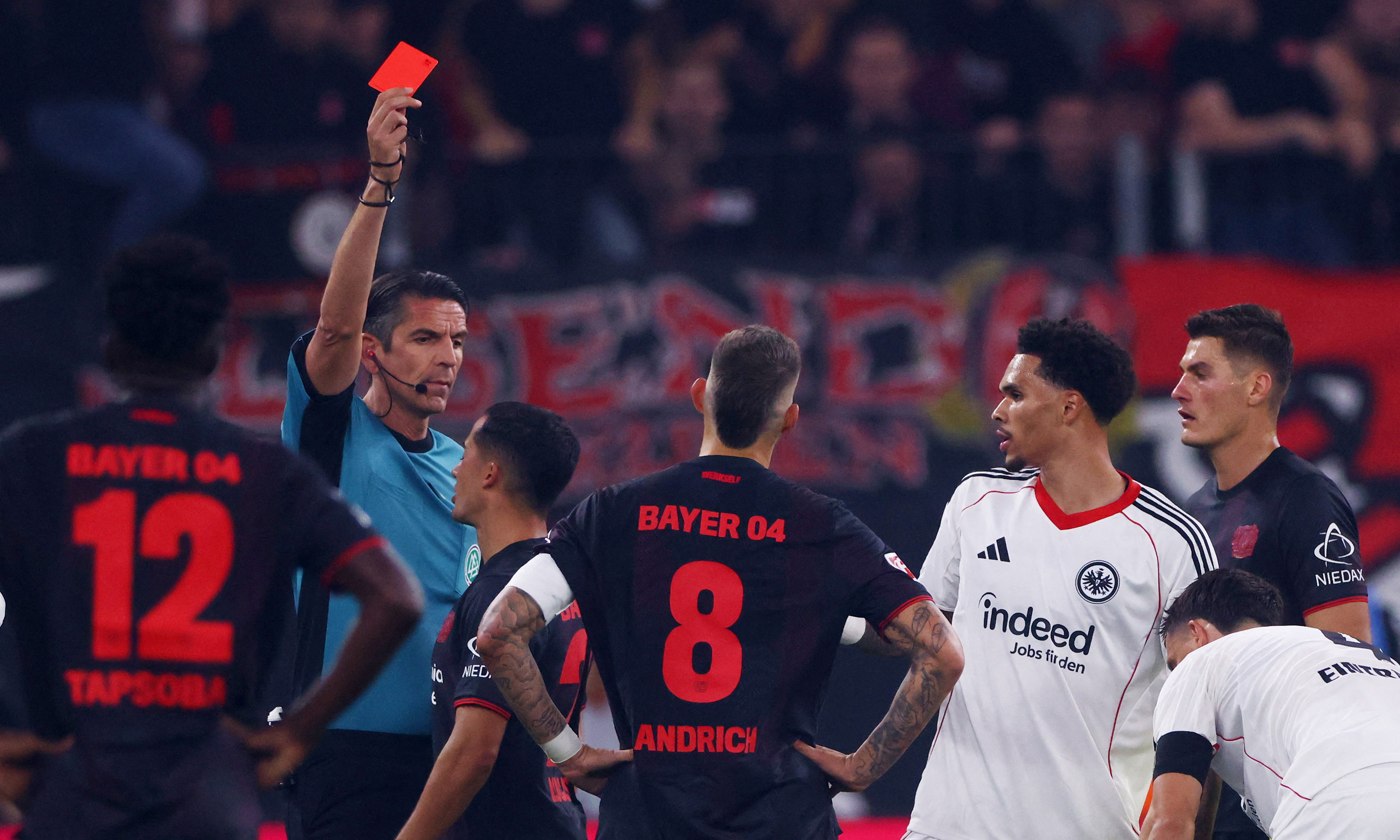 Galatasaray'ın Rakibi Frankfurt'tan 'Nasıl Olur Ya?' Dedirten Mağlubiyet: Dokuz Adamın Elinden Kurtulamadılar!