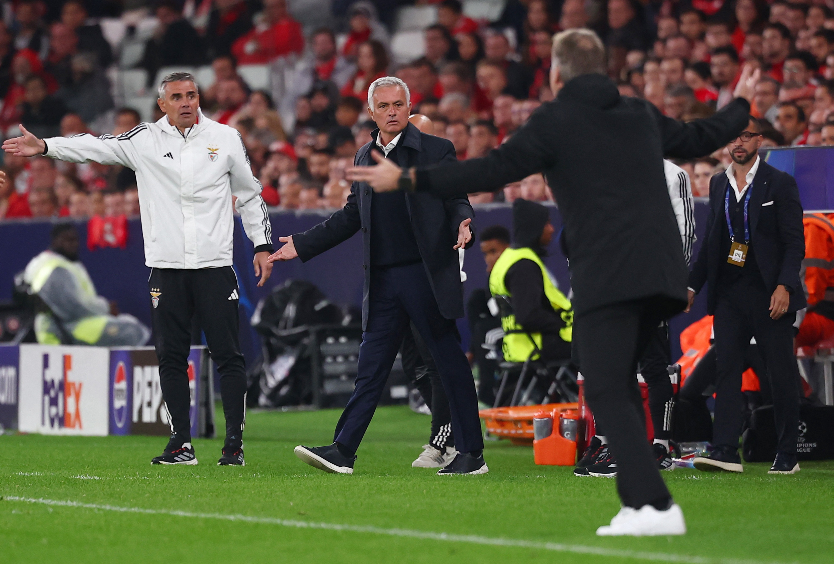 Şampiyonlar Ligi'nde bol gollü gece: Jose Mourinho tepetaklak, Barcelona'dan 6 gollü maçta puan kaybı