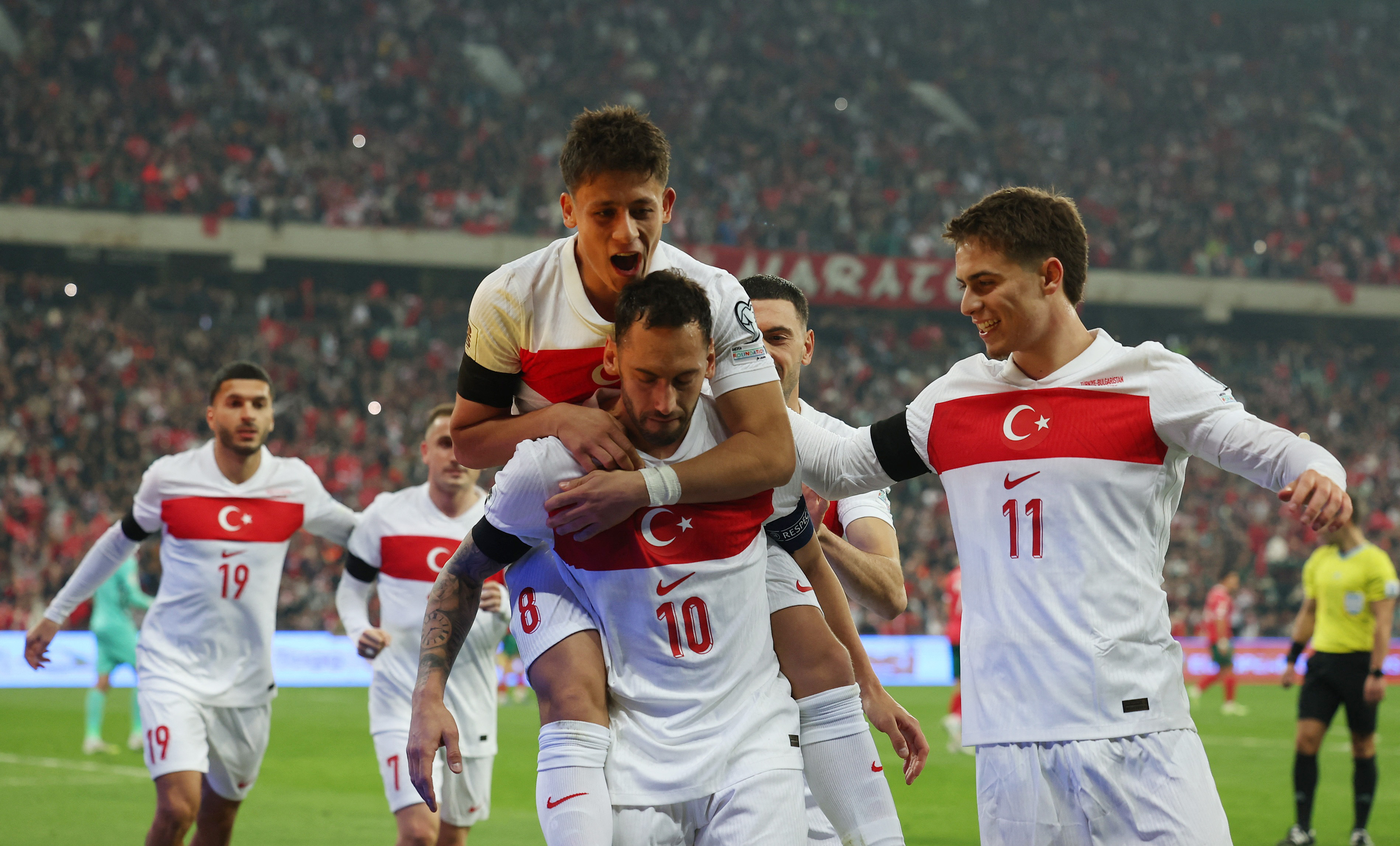 Zirveye yaklaşıyor: Hakan Çalhanoğlu, Bülent Korkmaz'ı yakaladı