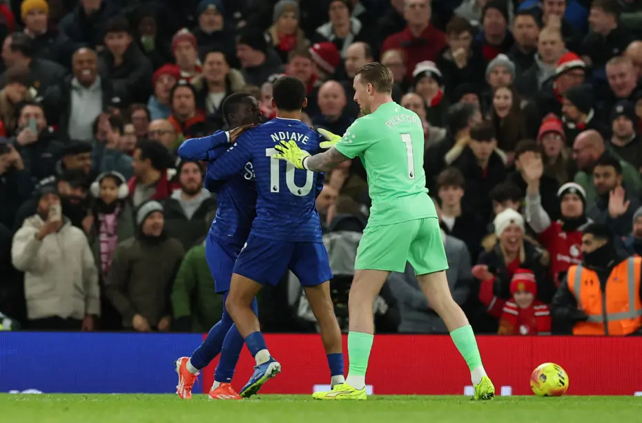 ManU-Everton maçında ilginç an: Takım arkadaşına sinirlenip tokat attı - 2