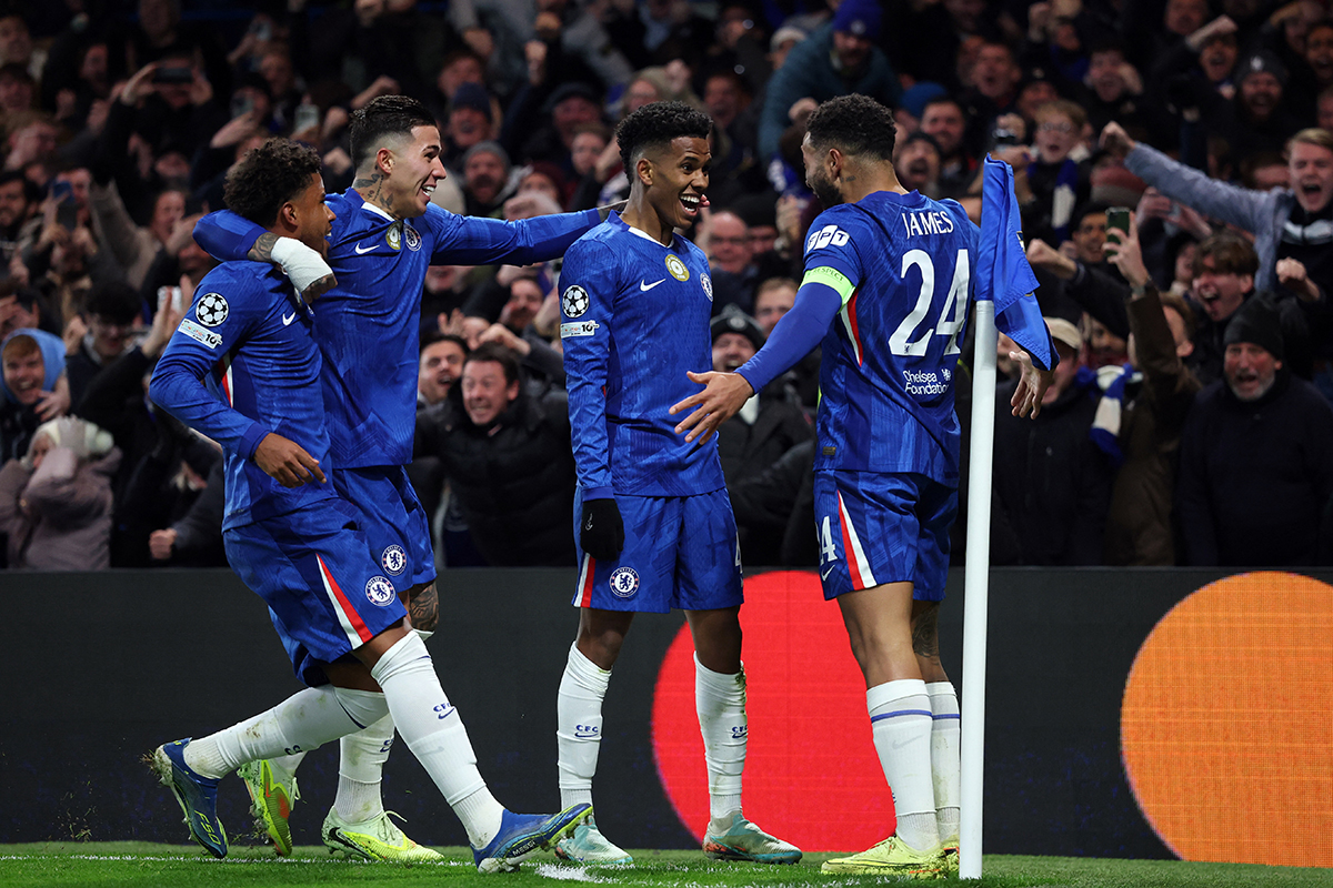 Chelsea evinde 10 kişi Barcelona'yı farklı geçti