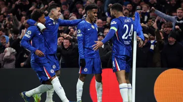 Chelsea evinde 10 kişi Barcelona'yı farklı geçti