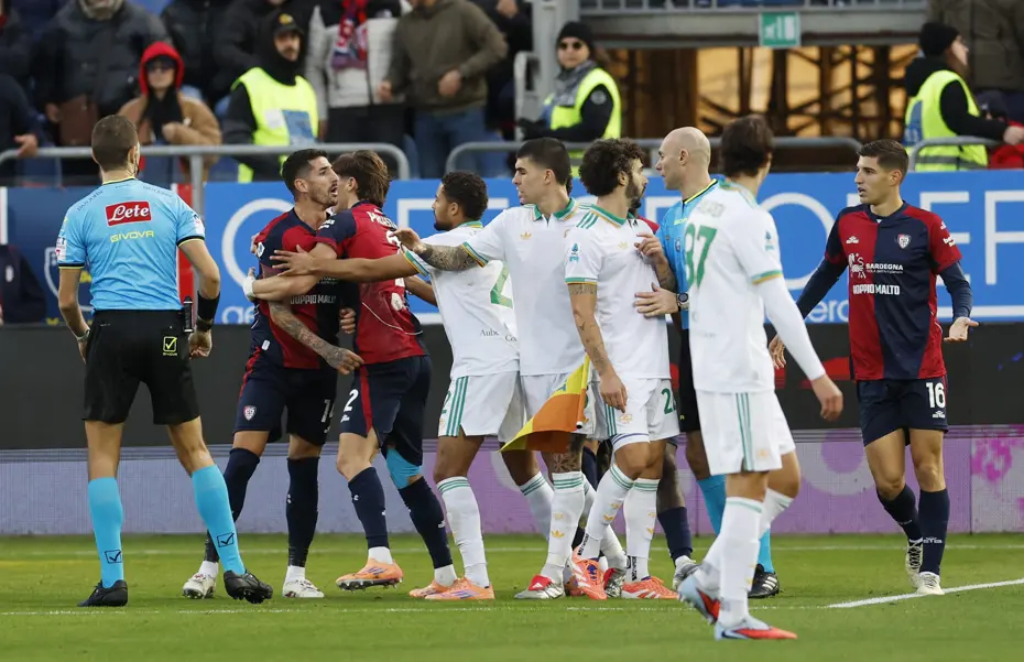 Maçta ortalık karıştı: Zeki Çelik kırmızı kart gördü, Roma tek golle yenildi