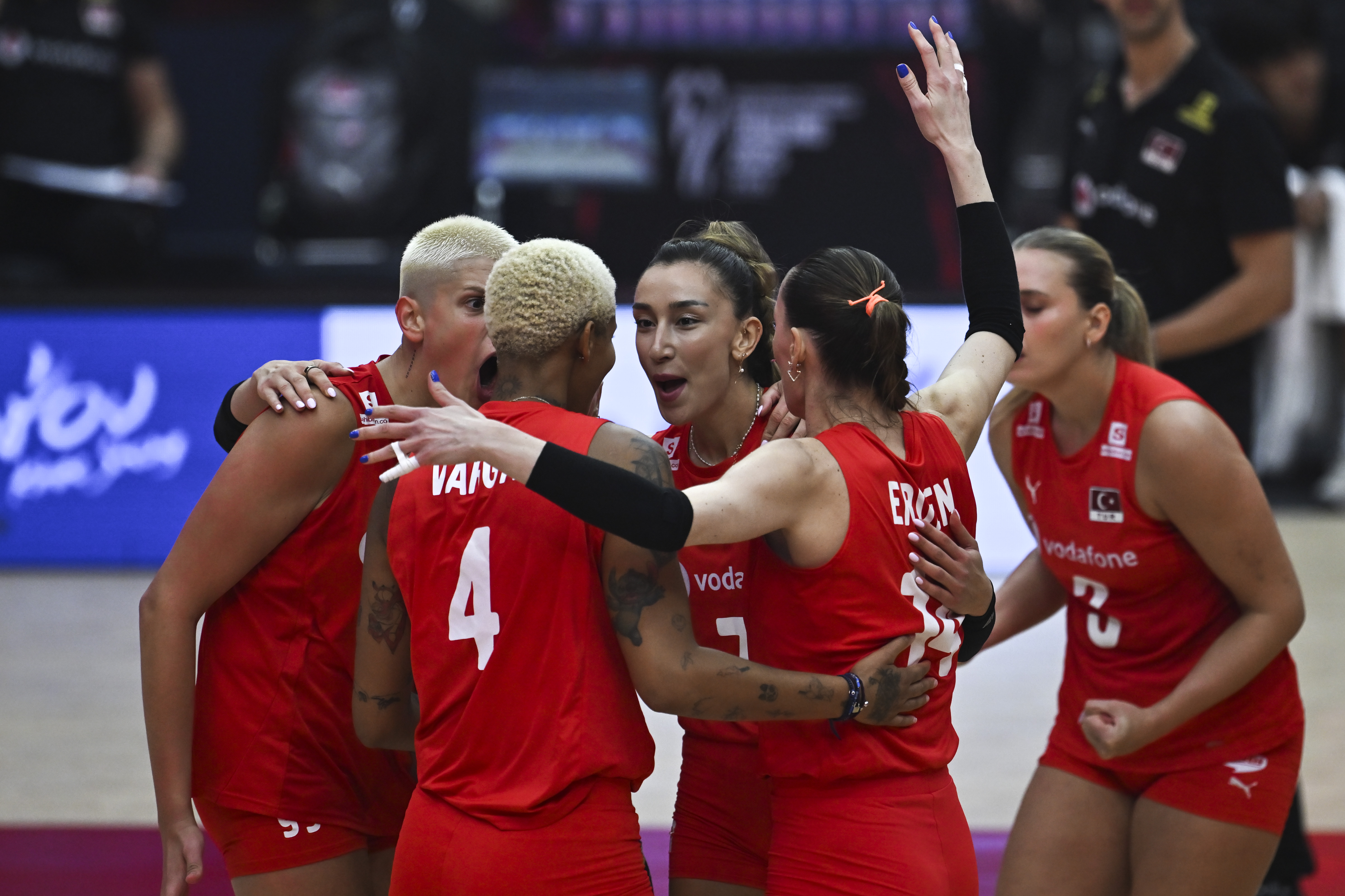 Milliler emin adımlarla devam ediyor: Filenin Sultanları'na yarı finalde tanıdık rakip