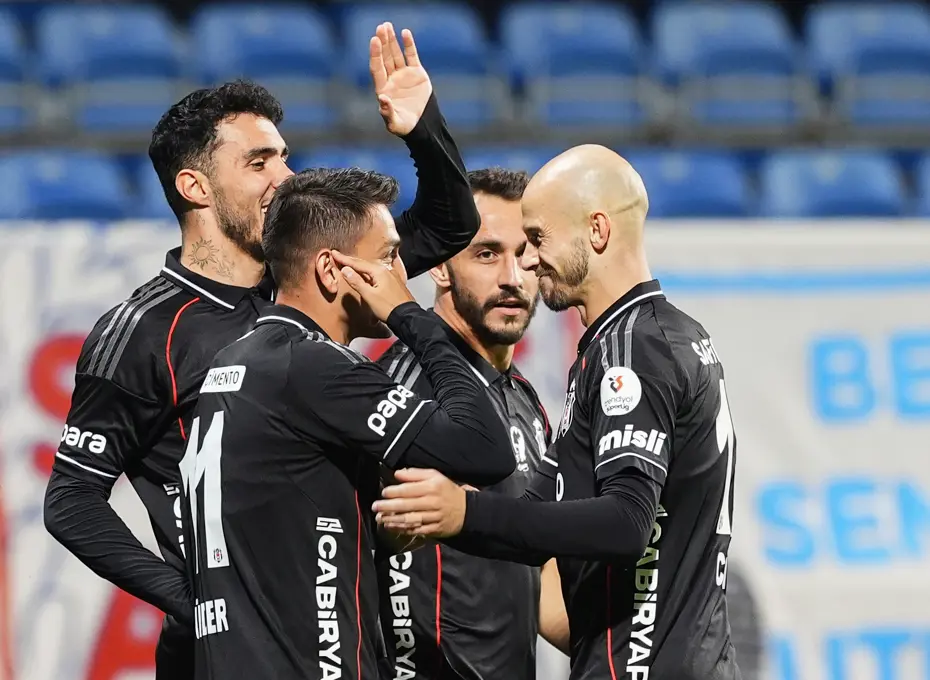 Beşiktaş taraftarından Sergen Yalçın'a olay tepki: Kaptan Orkun Kökçü tribünlere gitti - 3