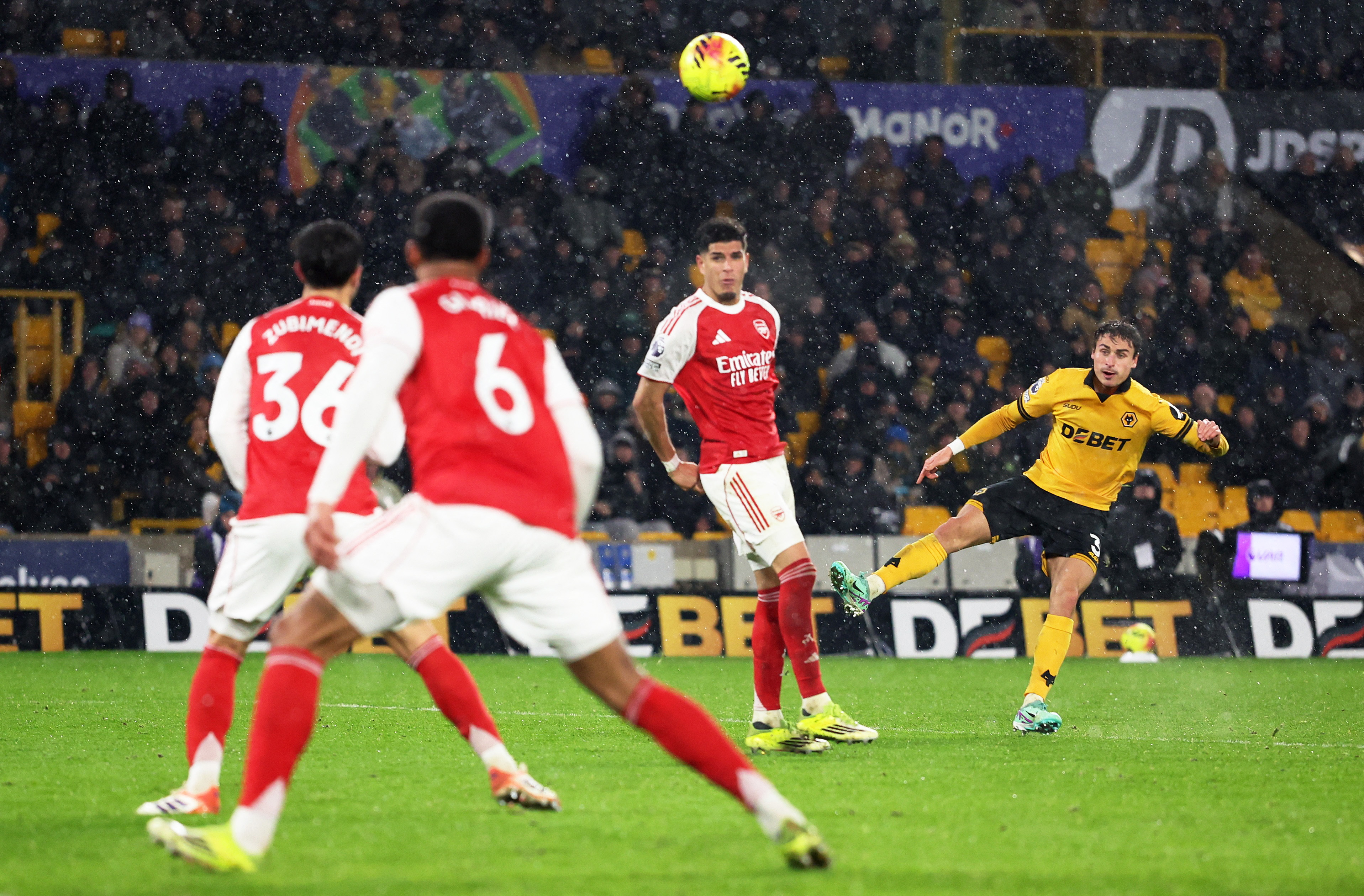 Arsenal'den şok puan kaybı: Lig sonuncusu 90+4'te attı