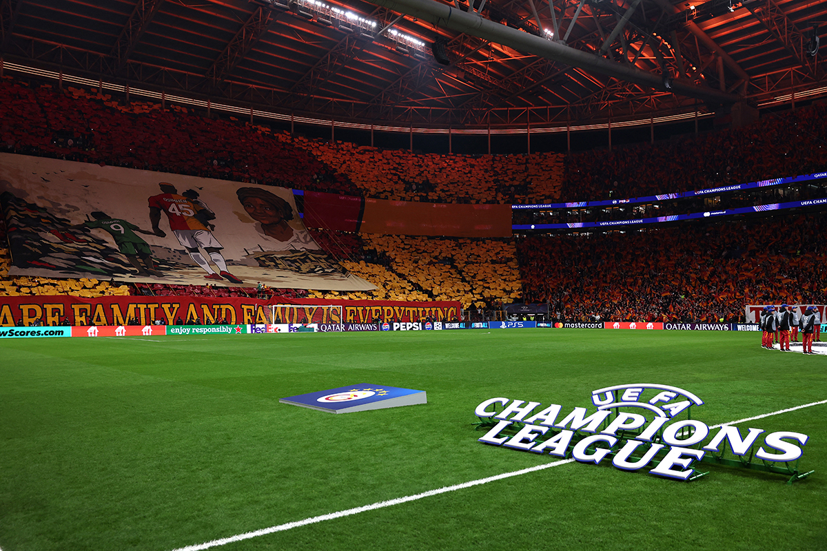 Galatasaraylı taraftarlardan Victor Osimhen'i ağlatan koreografi