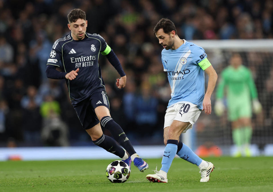 Pep Guardiola saha kenarında direktif veriyor