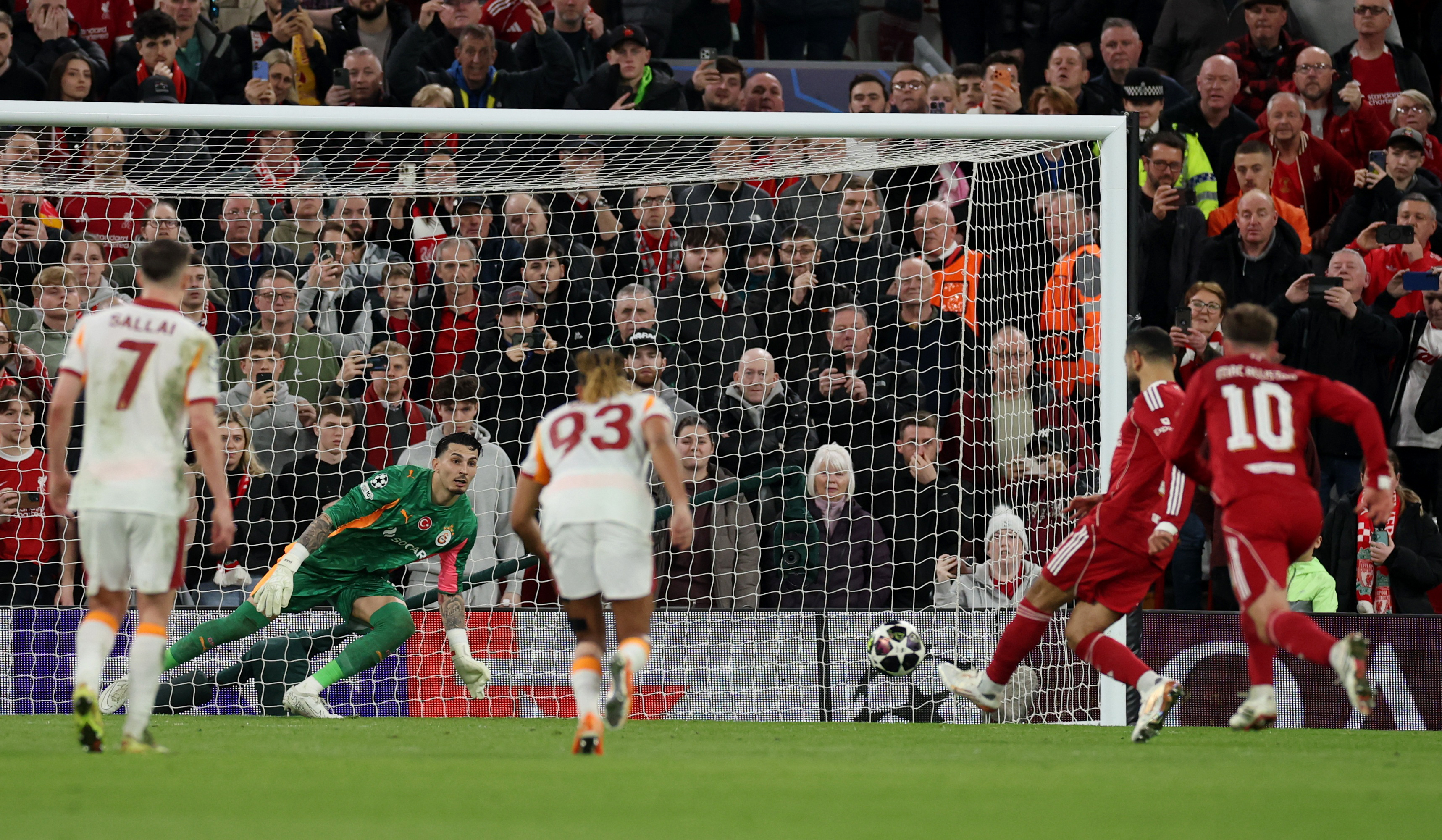 Anfield'da Siren Sesleri: Uğurcan Çakır, Salah'a 'Ben Buradayım!' Dedi, Hem de Ayaklarıyla!