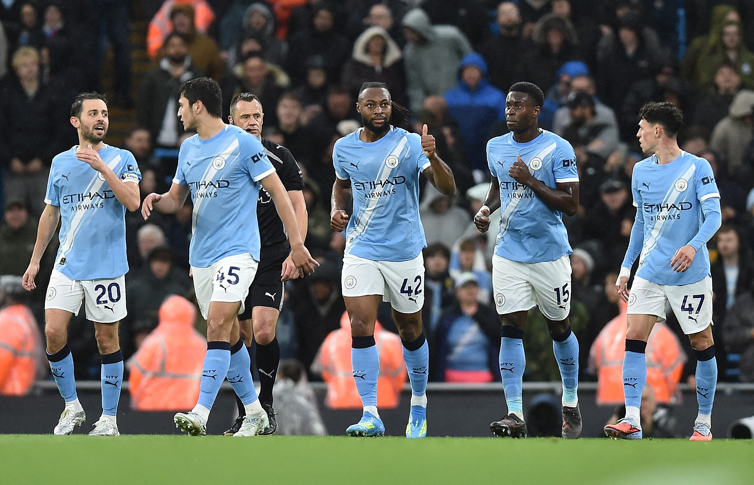Manchester City 2 maç kala yakın takibi sürdürüyor