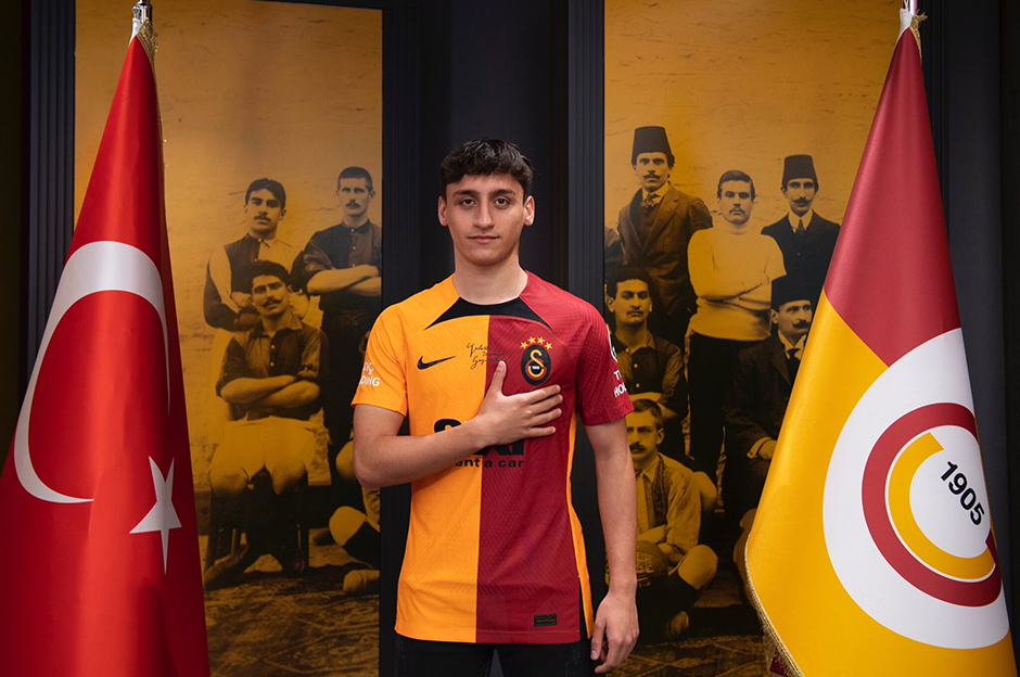 Aslan genç futbolcusuna sözleşmeyi imzalattı