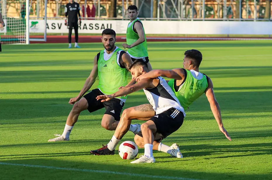 Burak Yılmaz'la konuştu ve antrenmanı yarıda bıraktı - 6 Burak Yılmaz'la konuştu ve antrenmanı yarıda bıraktı - 6