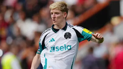 Newcastle'dan Anthony Gordon'a yeni sözleşme