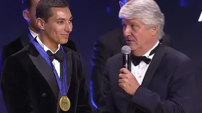 Toprak Razgatlıoğlu şampiyonluk madalyasını taktı