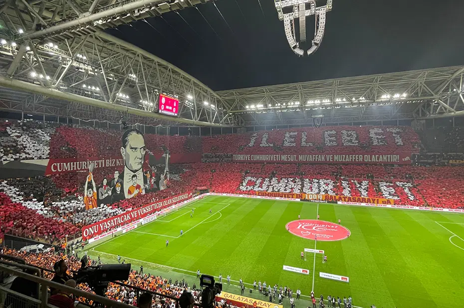 Galatasaray-Beşiktaş derbisinde Türkiye Cumhuriyeti’nin 100. yılına özel koreografi - 2