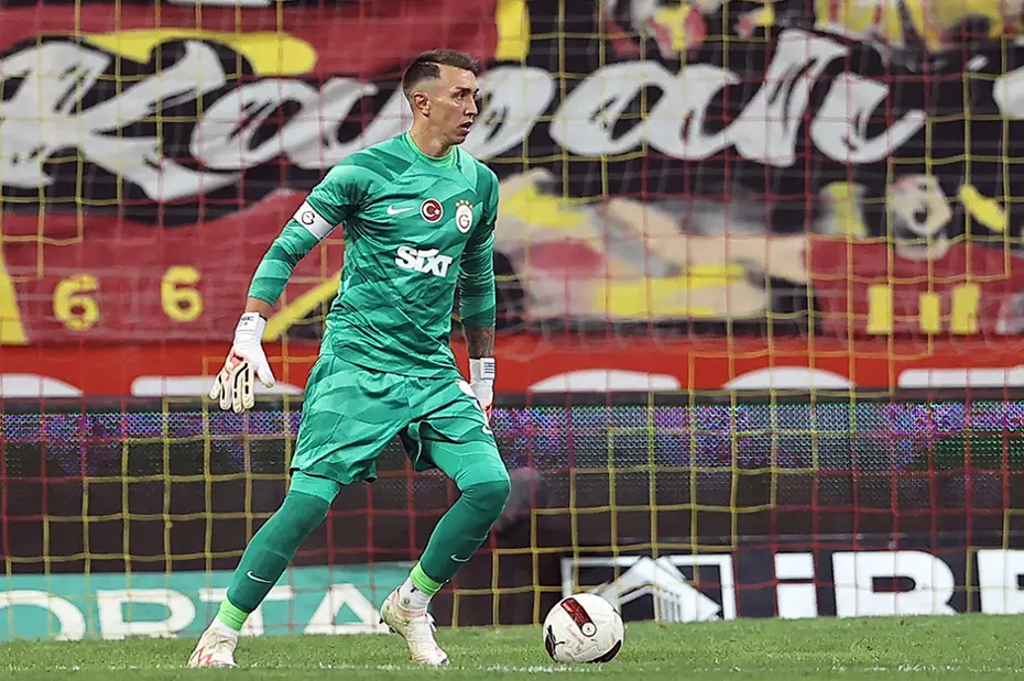 Fernando Muslera'nın yeni takımı belli oldu: 1.5 yıllık sözleşme imzalayacak - 5 Fernando Muslera'nın yeni takımı belli oldu: 1.5 yıllık sözleşme imzalayacak - 5