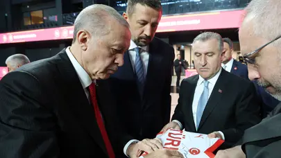 Cumhurbaşkanı Erdoğan, Basketbol Gelişim Merkezi'nde potaya atış yaptı