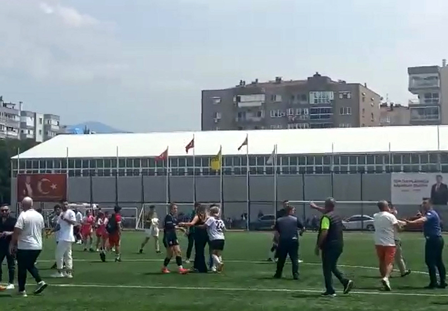Taraftar, sahada kadın futbolculara saldırdı