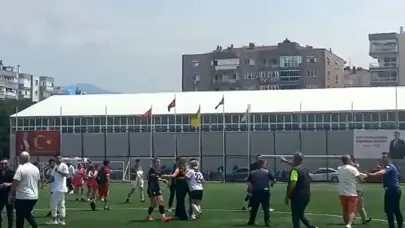 Taraftar, sahada kadın futbolculara saldırdı