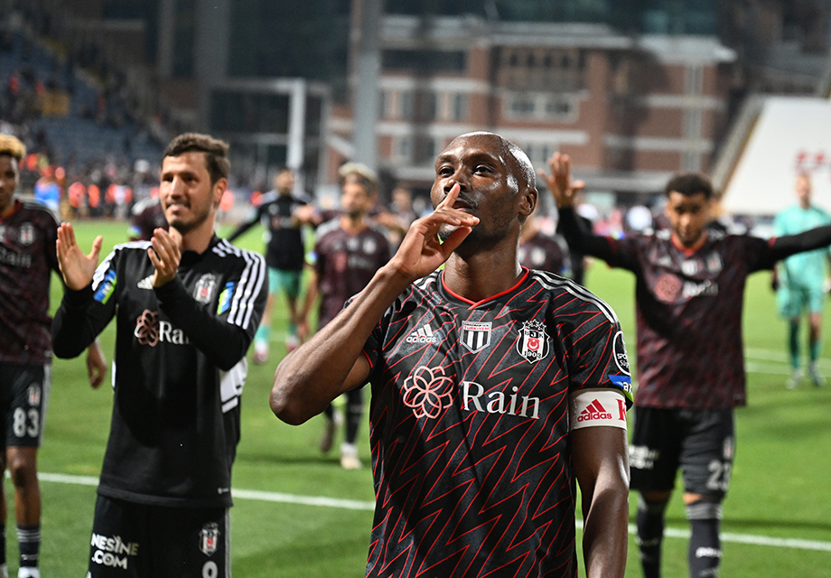 Beşiktaş taraftarından Atiba için özel hazırlık