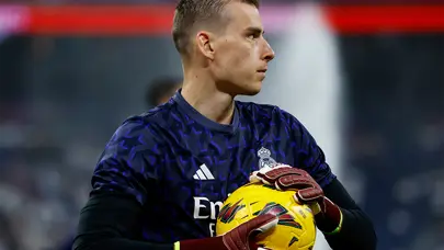 Real Madrid'de Andriy Lunin imzayı atıyor