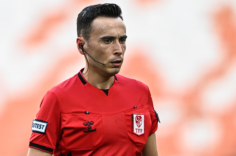 Konyaspor - Galatasaray maçına dakikalar kala beklenmedik gelişme: Hakem hastaneye kaldırıldı