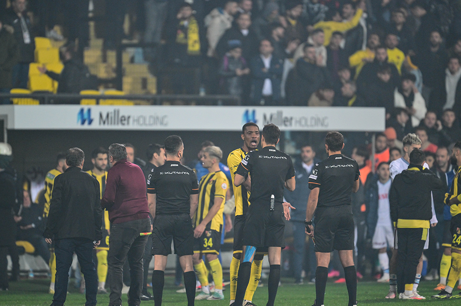 Dünya basını İstanbulspor'un sahadan çekilmesini konuşuyor: "Süper Lig'de daha fazla utanç verici sahne"